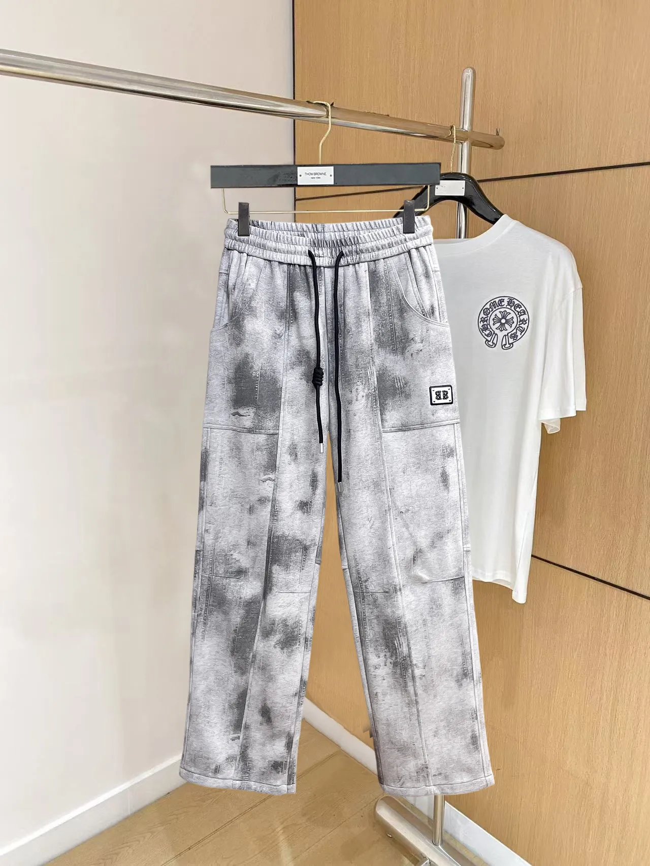 Balenciaga 🆕2026 Autumn and Winter New Arrival Casual Pants! The official website will be released simultaneously. Brand Classic LOGO casual pants, customized fabrics, excellent comfort and strong touch. Highly recognisable, perfect appearance and craftsmanship. Size:M-3XL